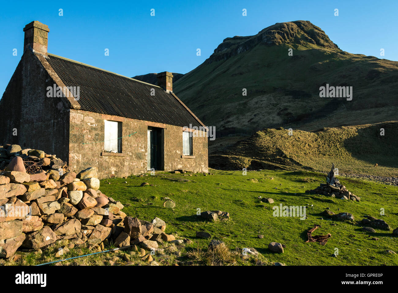Blutstein Hill und Guirdil Schutzhütte, Isle of Rum, Scotland, UK. Stockfoto