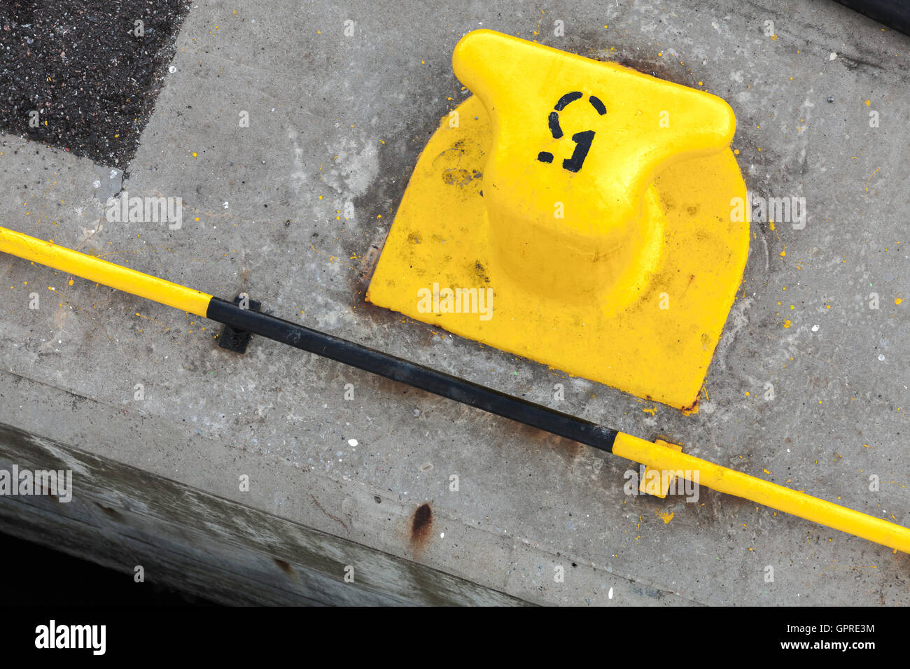 Gelbe Hafen Liegeplatz Poller mit Nummer 5 Aufkleber drauf Stockfoto