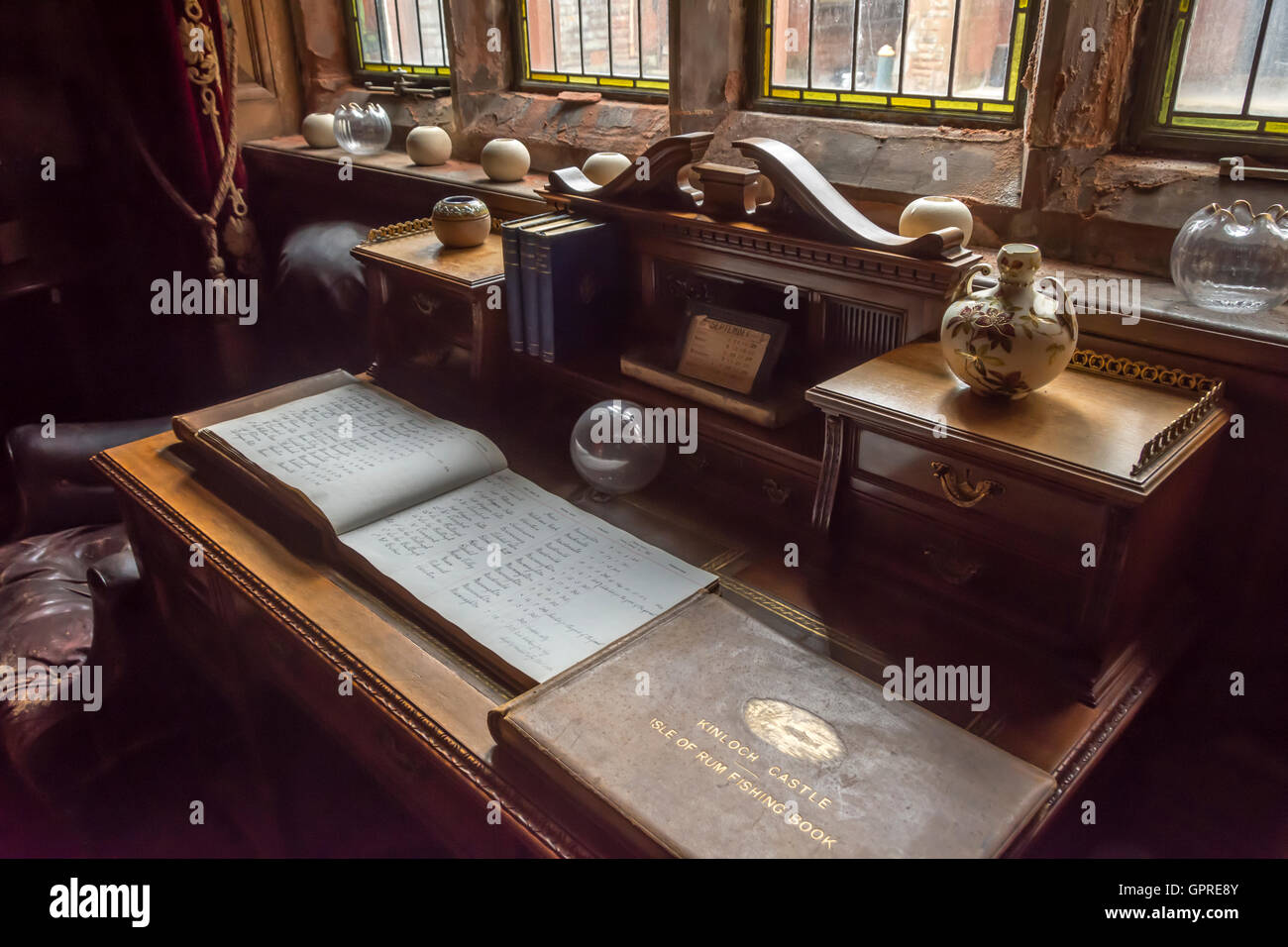 Schreibtisch im Billardzimmer, mit Spiel und Fischerei Rekordbücher,  Kinloch Castle, Isle of Rum, Schottland, UK Stockfotografie - Alamy
