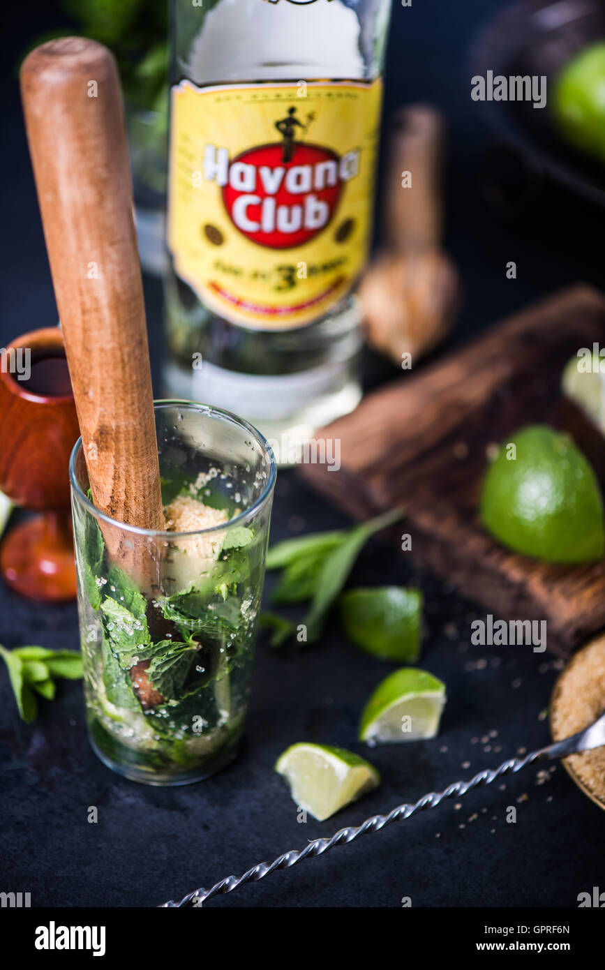 LONDON, UK – 3. September 2016: Havana Club Rum verwendet, um authentische kubanische Mojito Cocktail zu bereiten. Stockfoto