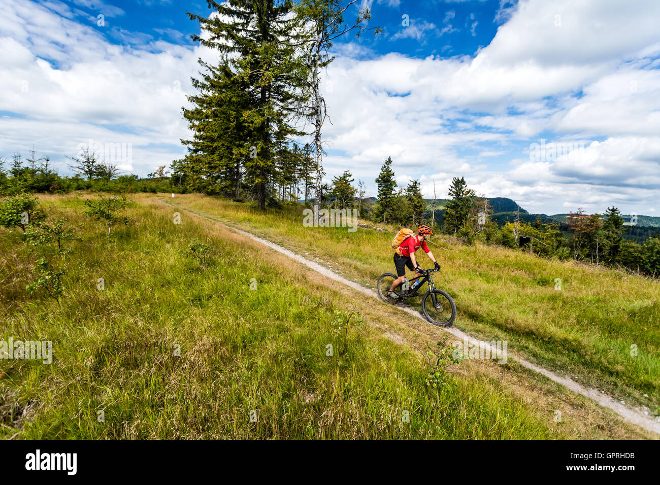 Mountain Bike Mann reitet auf Fahrrad im Sommer, die inspirierende Berge Landschaft. Fahrer Radsport MTB Enduro Trail Weg. Sport-fi Stockfoto