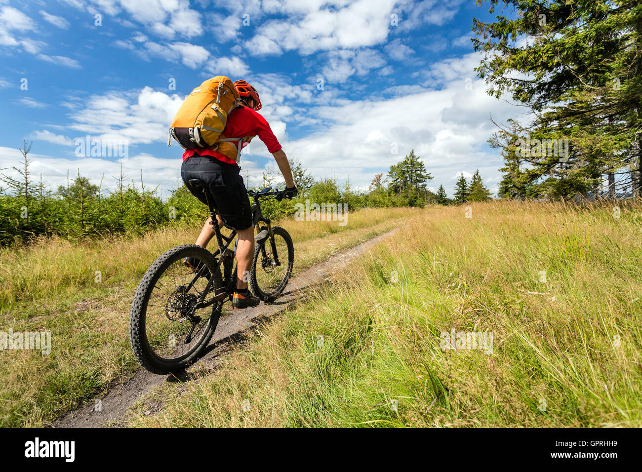 Mountainbiker am Fahrrad im Sommer, die inspirierende Berge Landschaft reiten. Mann Radsport MTB Enduro Trail Weg. Sport Fitness m Stockfoto