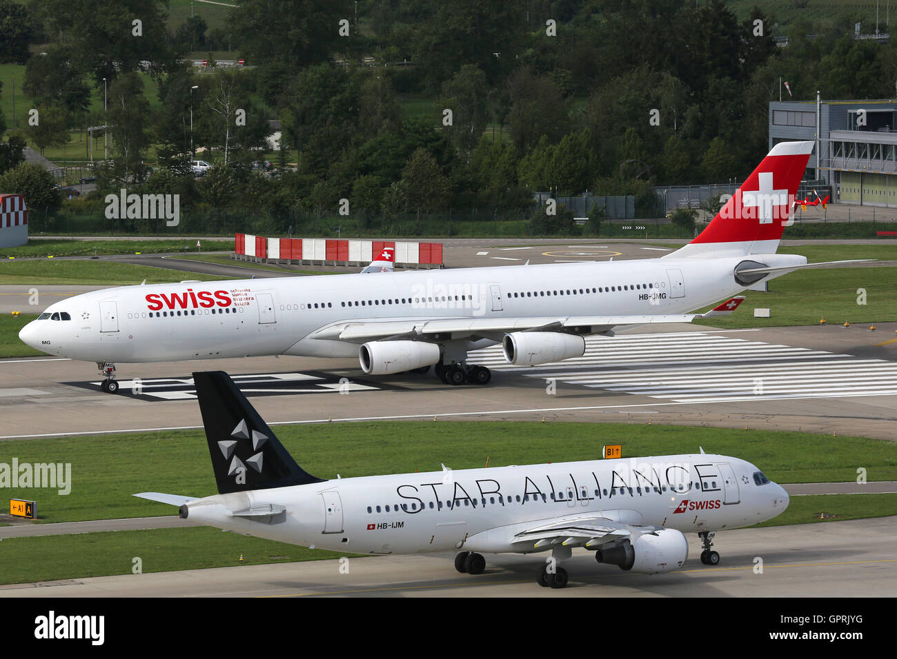 Zürich, Schweiz - 29. Juli 2016: Ein Schweizer internationalen Air Lines Airbus A340-300 mit der Registrierung HB-JMG taxis am FLORAKO Stockfoto