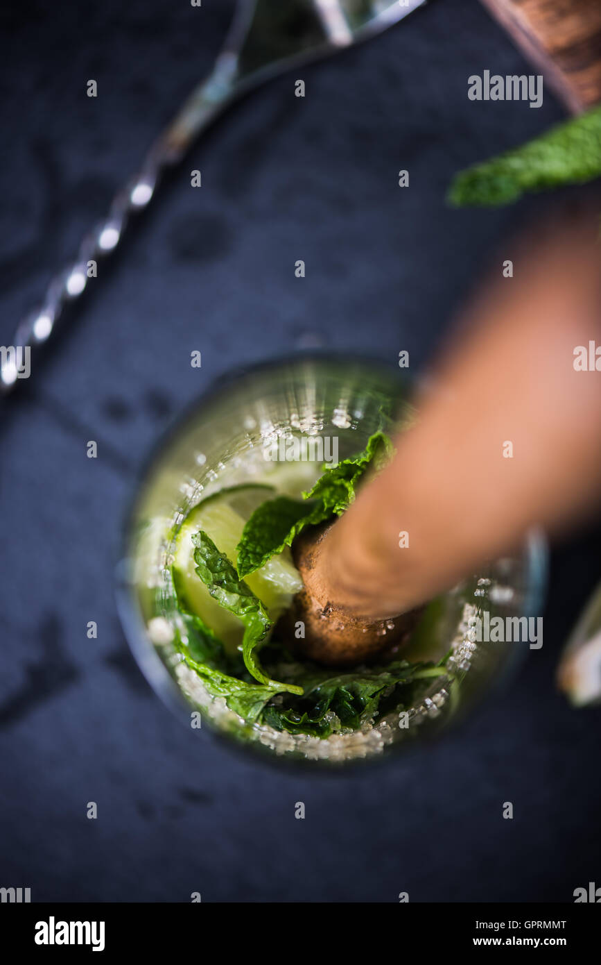 Vorbereitung der kubanischen Mojito cocktail, enge Sicht von oben Stockfoto