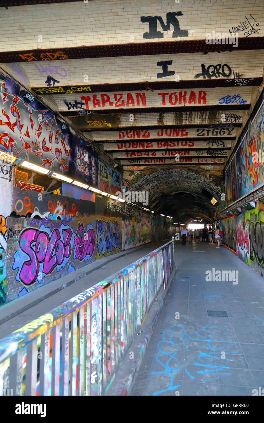 Leake Street, auch als Graffiti Tunnel unter Waterloo Bahnhof, Lambeth, London, UK bekannt. Stockfoto