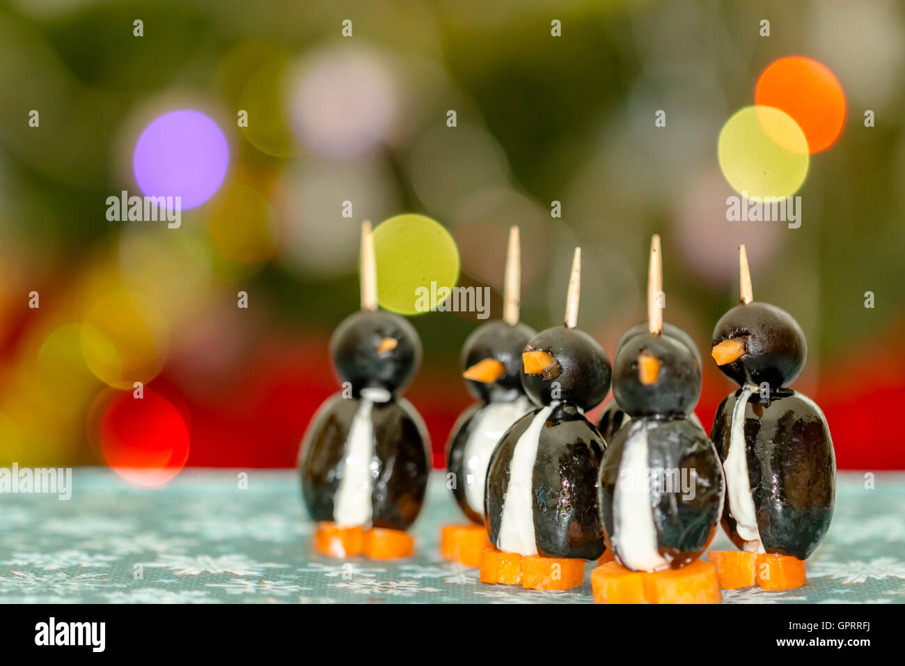 lustig aussehende Pinguine mit Oliven, Käse und Karotten Stockfoto