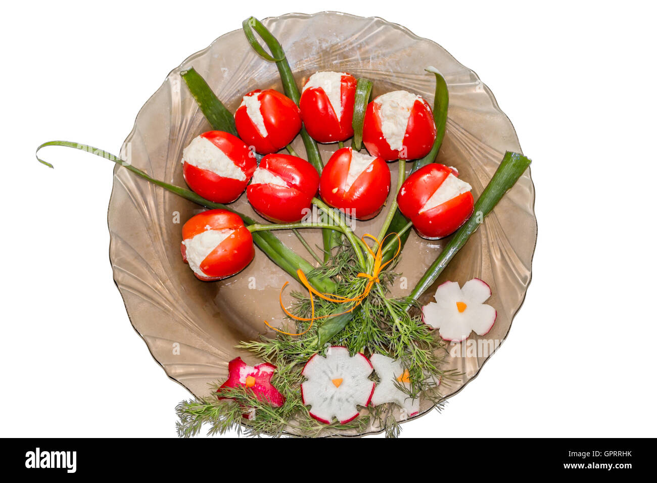 Teller mit Tomaten, die aussehen wie Tulpen und Radieschen schneiden wie Blumen für besondere Anlässe oder feiern Stockfoto