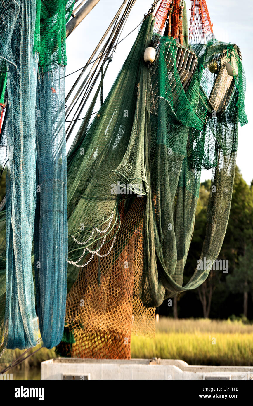 Netze hängen von dem Boom auf einem Garnelen-Boot entlang Jeremy Creek im  Dorf McClellanville, South Carolina Stockfotografie - Alamy