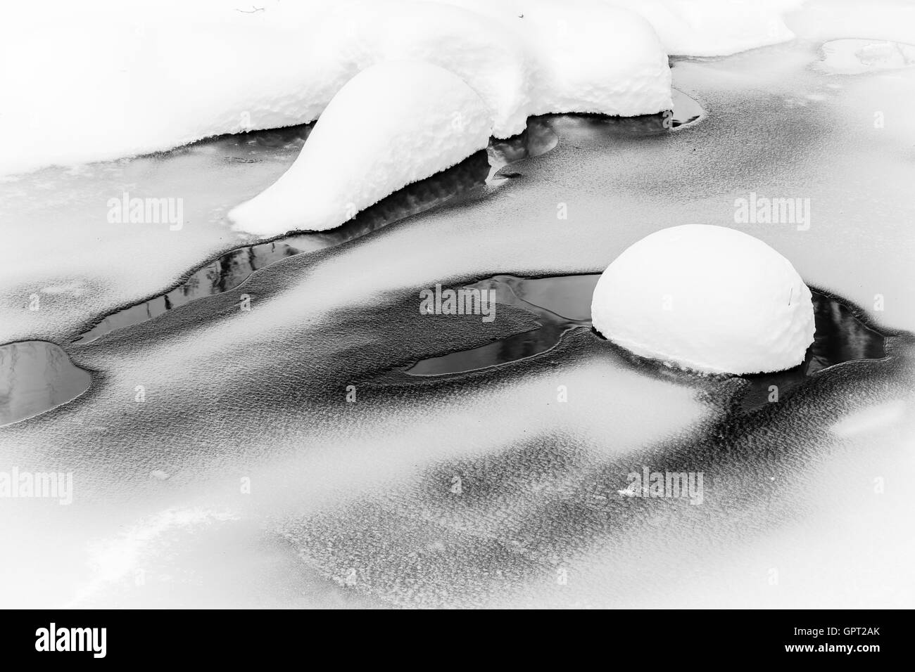 Eis und Schnee über Oak Creek auf West Fork Trail in der Nähe von Sedona, Arizona. Schwarz / weiß Stockfoto