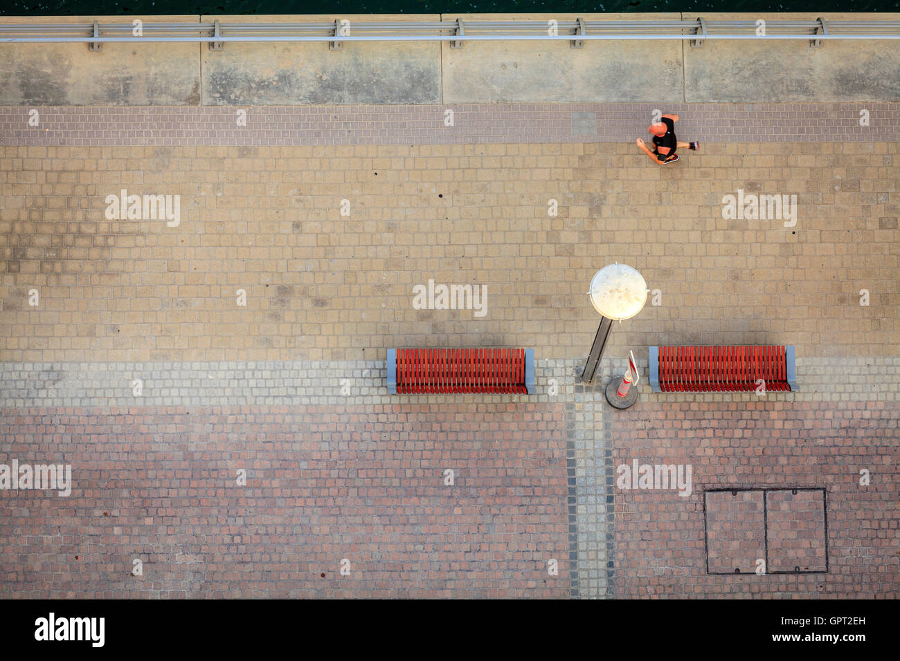 Eine Person, die an einer Promenade in der Dubai Marina. Ansicht von oben Stockfoto