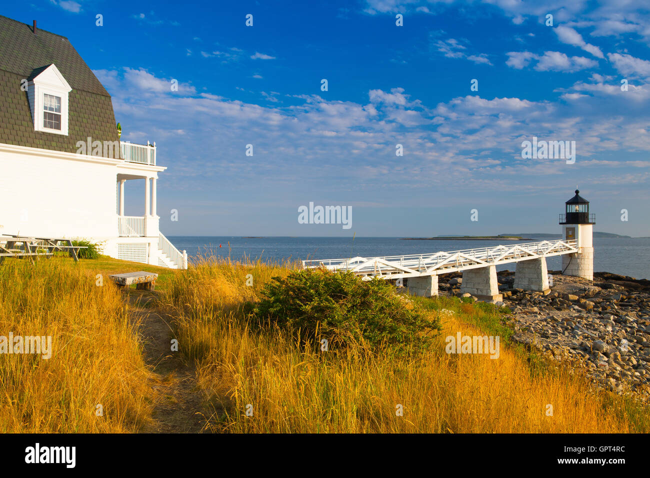 Marshall Point Light von der felsigen Küste von Port Clyde, Maine gesehen. Stockfoto