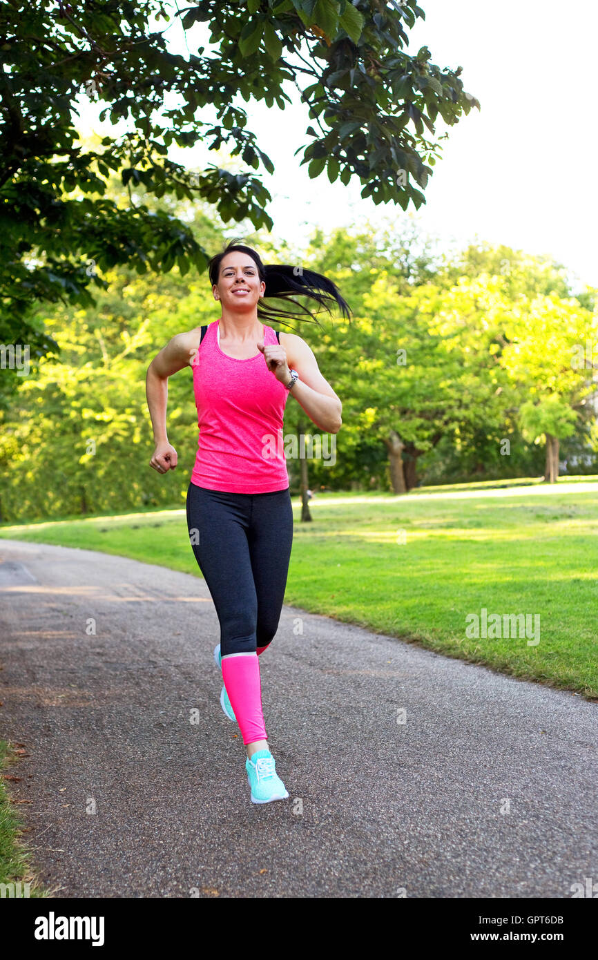 junge Frau im Park laufen Stockfoto