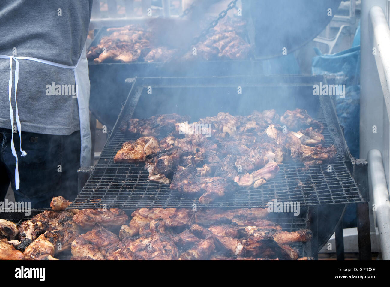 Karibik Ruckhuhn über Kohlen/Holzkohle im freien Kochen Stockfoto