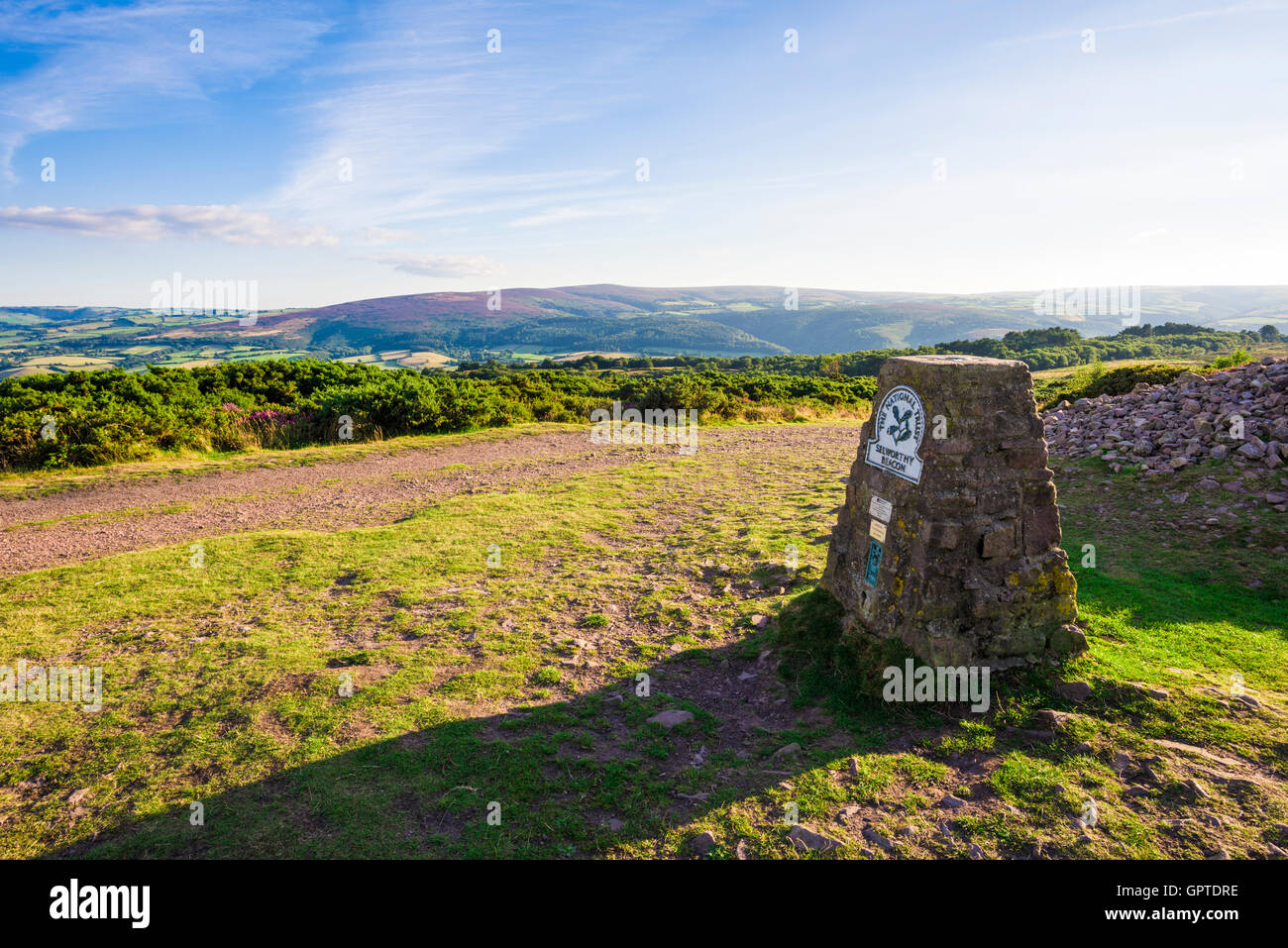 Der Trig Punkt am Selworthy Leuchtturm im Exmoor National Park in der Nähe von Porlock, Somerset, England. Stockfoto