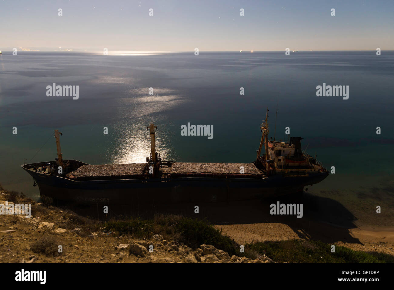 Frachter auf Grund beleuchtet mit Phosphoreszenz Licht in der Nacht am Strand in der Nähe von Ayazma in Bozcaada Insel, Türkei Stockfoto