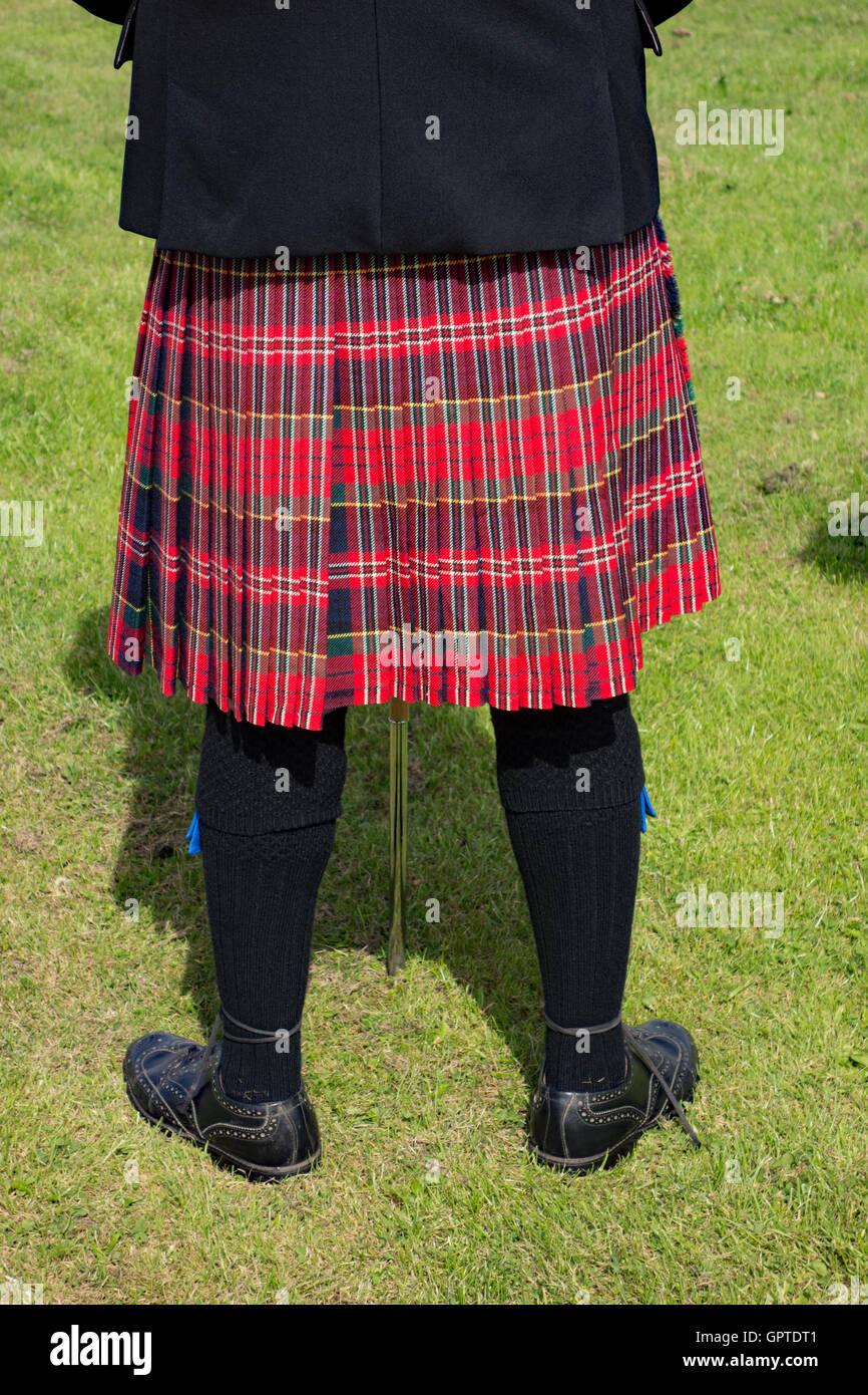 Mann, der traditionellen schottischen Kleid Outfit mit Tartan Kilt trägt. Stockfoto