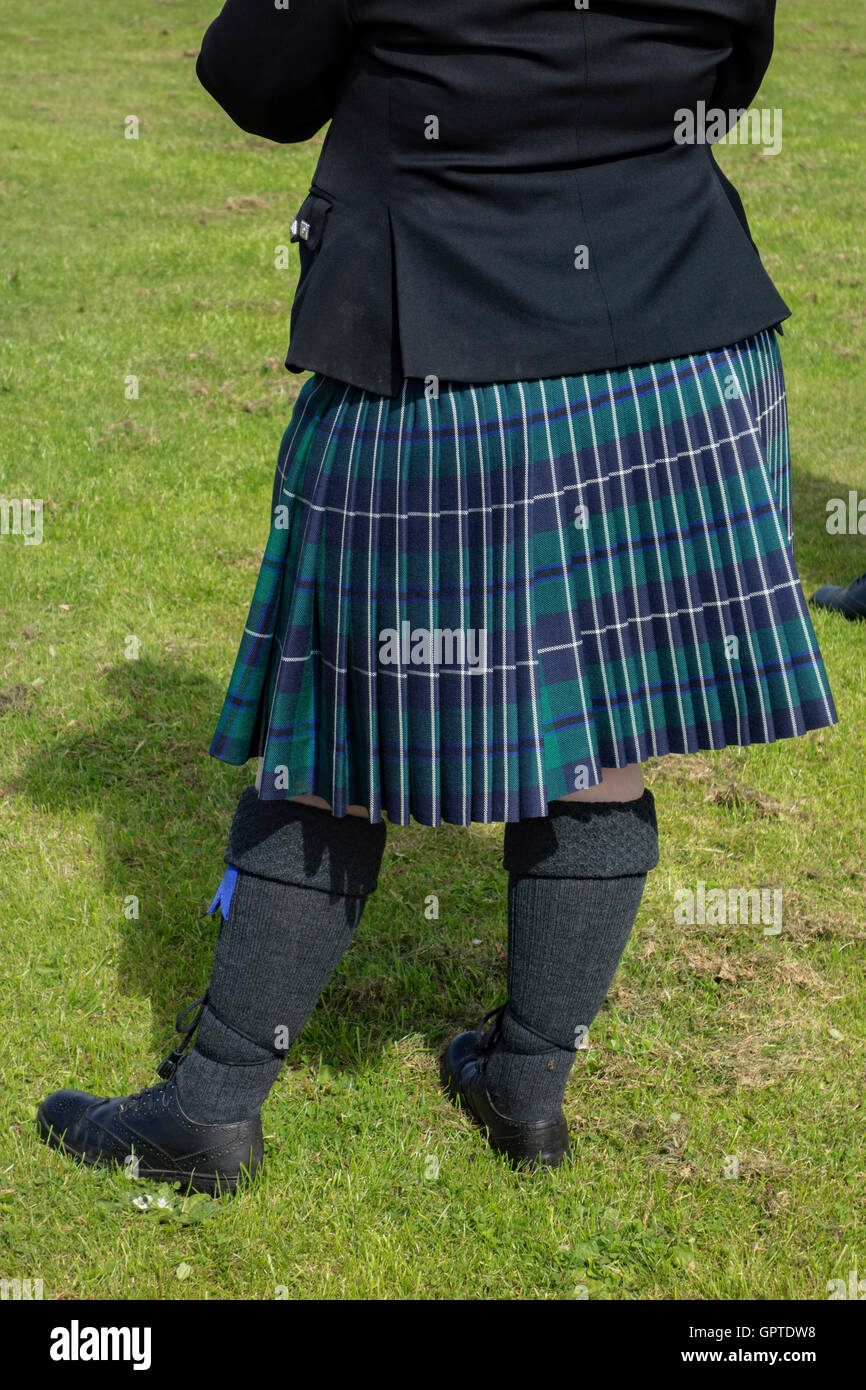 Frau mit traditionellen schottischen Kleid Outfit mit Tartan Kilt. Stockfoto