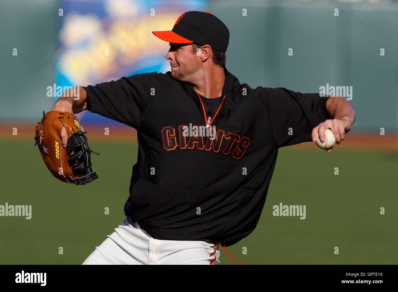 11. April 2011; San Francisco, CA, USA;  San Francisco Giants erster Basisspieler Brandon Belt (9) erwärmt sich während der Wimper Praxis vor dem Spiel gegen die Los Angeles Dodgers im AT&T Park. Stockfoto