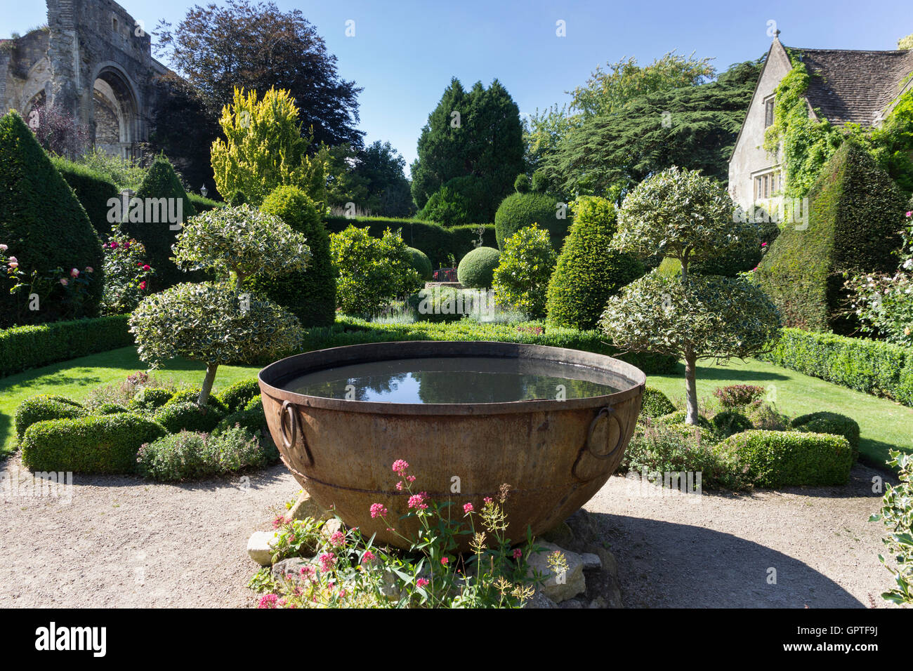 Kupfer Spiegelteich in den formalen Gärten an der Abtei-Haus-Gärten, Malmesbury, Wiltshire, Großbritannien Stockfoto