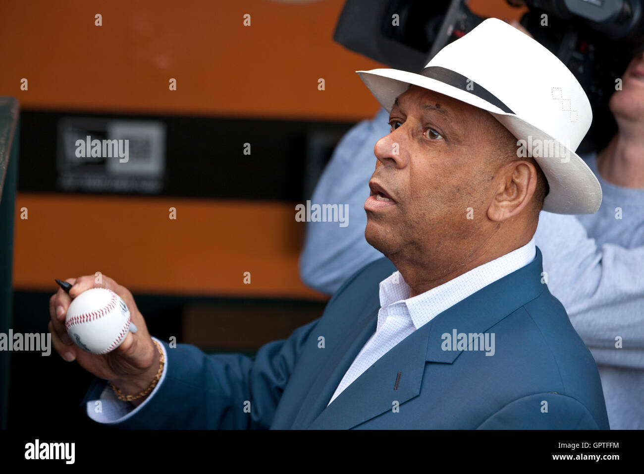 6. Mai 2011; San Francisco, CA, USA;  Hall Of Fame Infielder Orlando Cepeda gibt Autogramme auf der Trainerbank vor dem Spiel zwischen den San Francisco Giants und den Colorado Rockies im AT&T Park.  San Francisco besiegte Colorado 4-3. Stockfoto