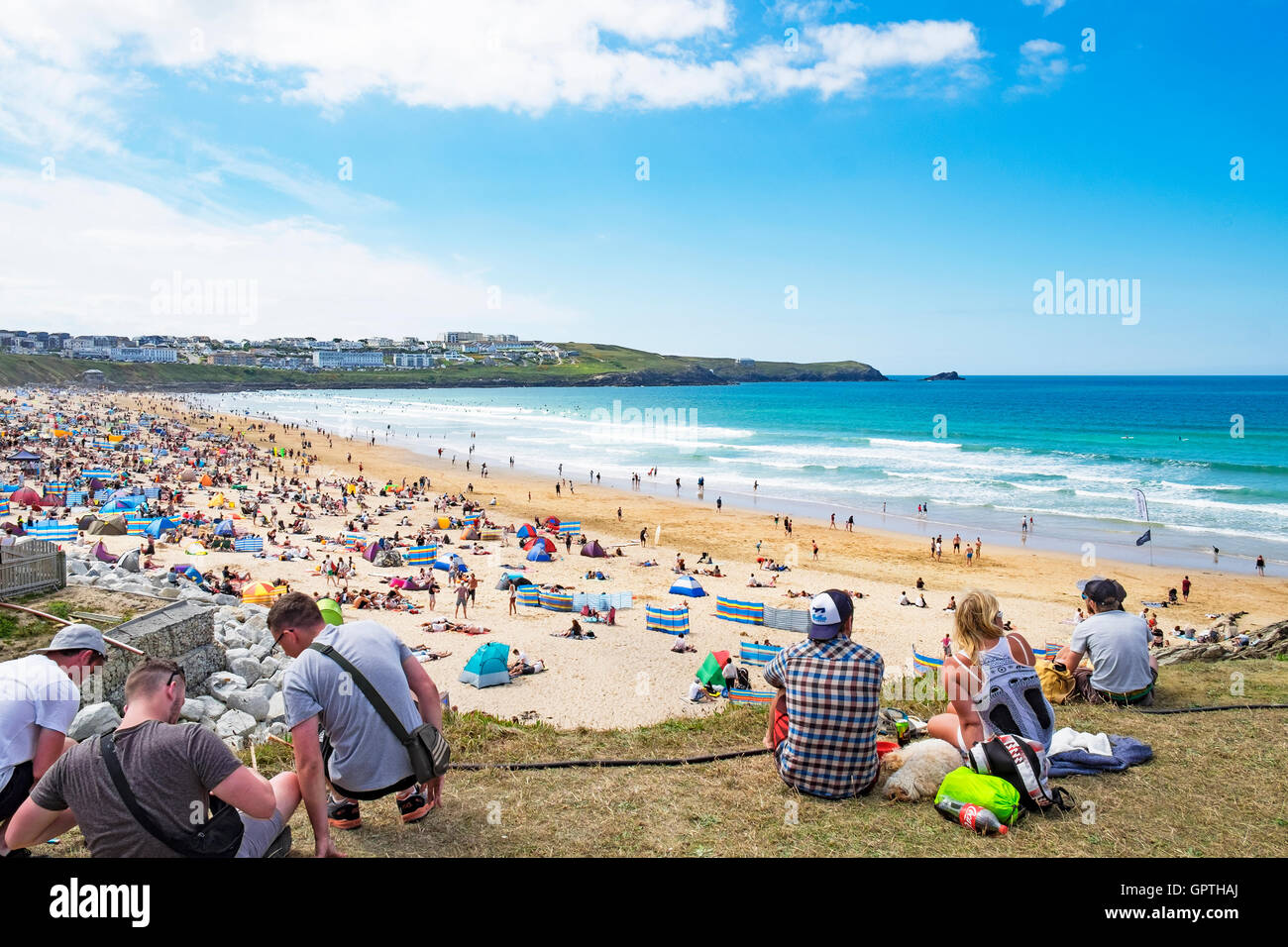 Leute beobachten die jährliche Boardmasters Surfwettbewerb am fistral Beach in Newquay Cornwall, Großbritannien Stockfoto