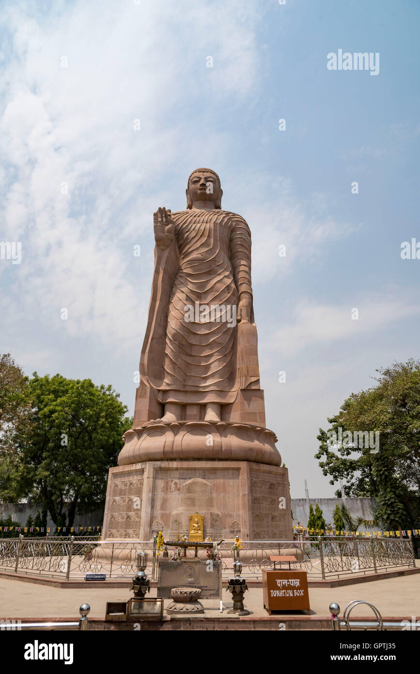 Statue Von Buddha Im Wildpark In Sarnath Indien Wo Buddha Seine Erste Predigt Gab Er Wurde 563 V Chr Geboren Und Starb 483 V Chr Stockfotografie Alamy