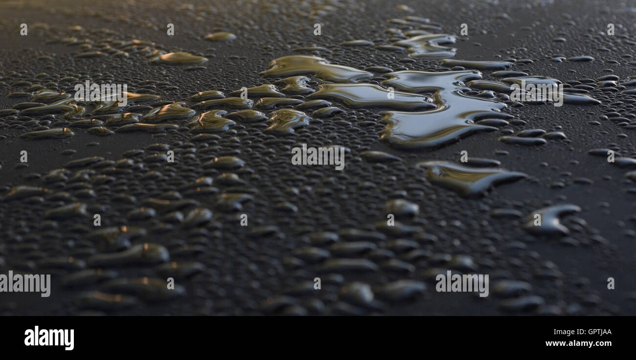 Wassertropfen auf glänzenden Oberfläche nach Regen Stockfoto