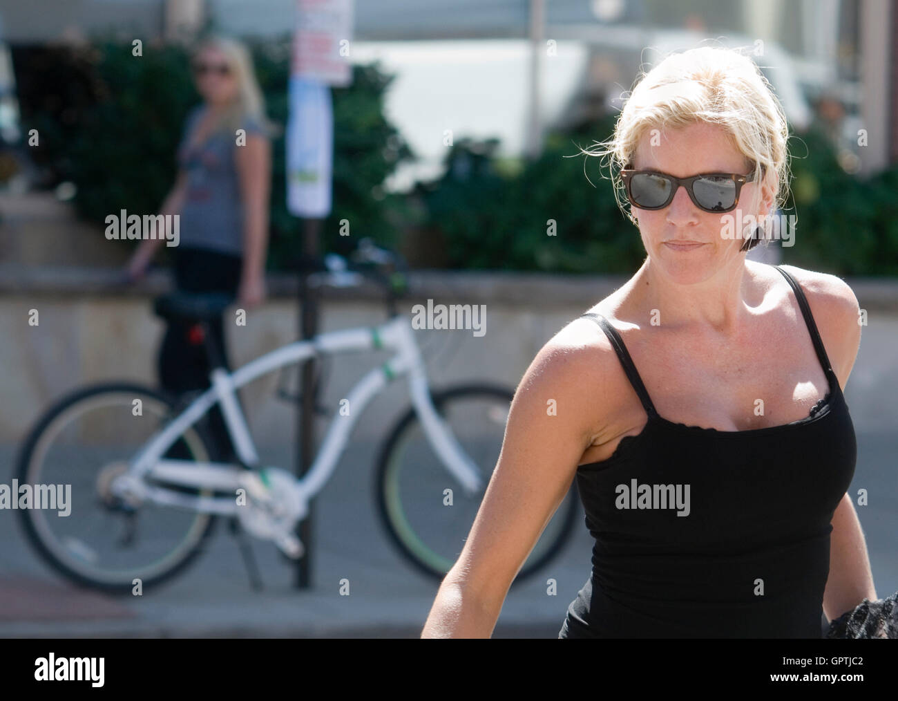 Alchemie der Bewegung führt während Boulder Green Straßen Event Stockfoto