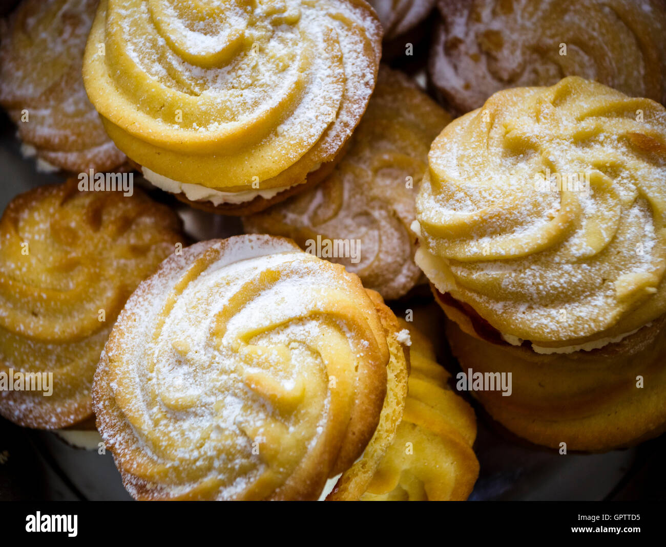 Traditionelle hausgemachte Wiener wirbelt, gemacht, um das Mary Berry Rezept verwendet auf The Great British Bake Off Stockfoto