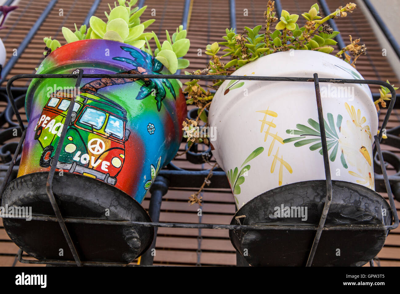Töpfe mit Hippie-leuchtenden Farben bemalt Stockfoto Töpfe mit Hippie-leuchtenden Farben bemalt Stockfoto