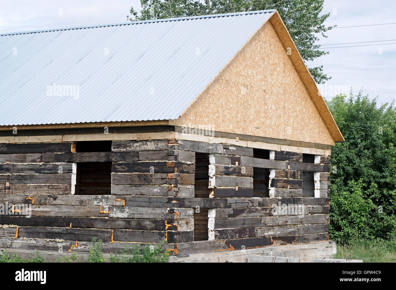 Unvollendete Holzhaus und Baugebiet Stockfoto