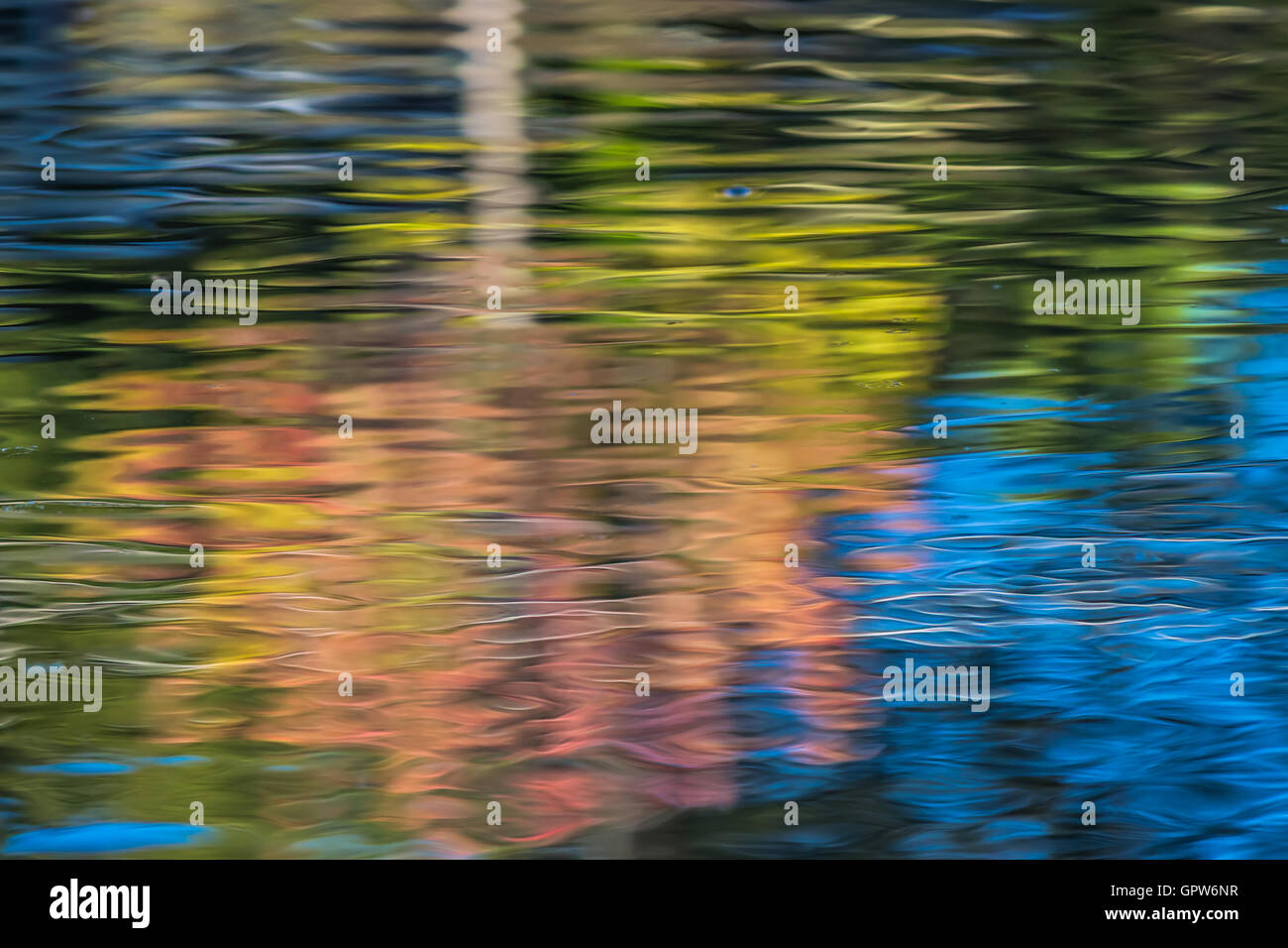 Buntes Herbstlaub spiegeln sich auf der Oberfläche eines Teiches. Stockfoto