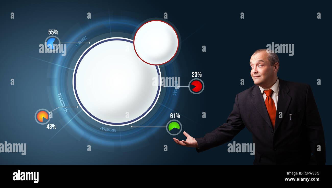 Geschäftsmann präsentiert abstrakte moderne Kreisdiagramm mit Textfreiraum Stockfoto