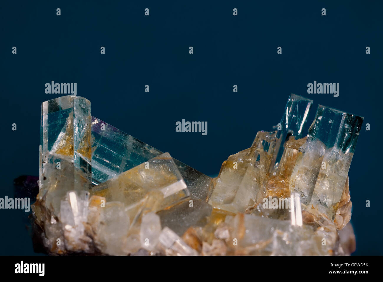 Großer Brunnen gebildet Aquamarin Kristalle auf Matrix Felsen Stockfoto