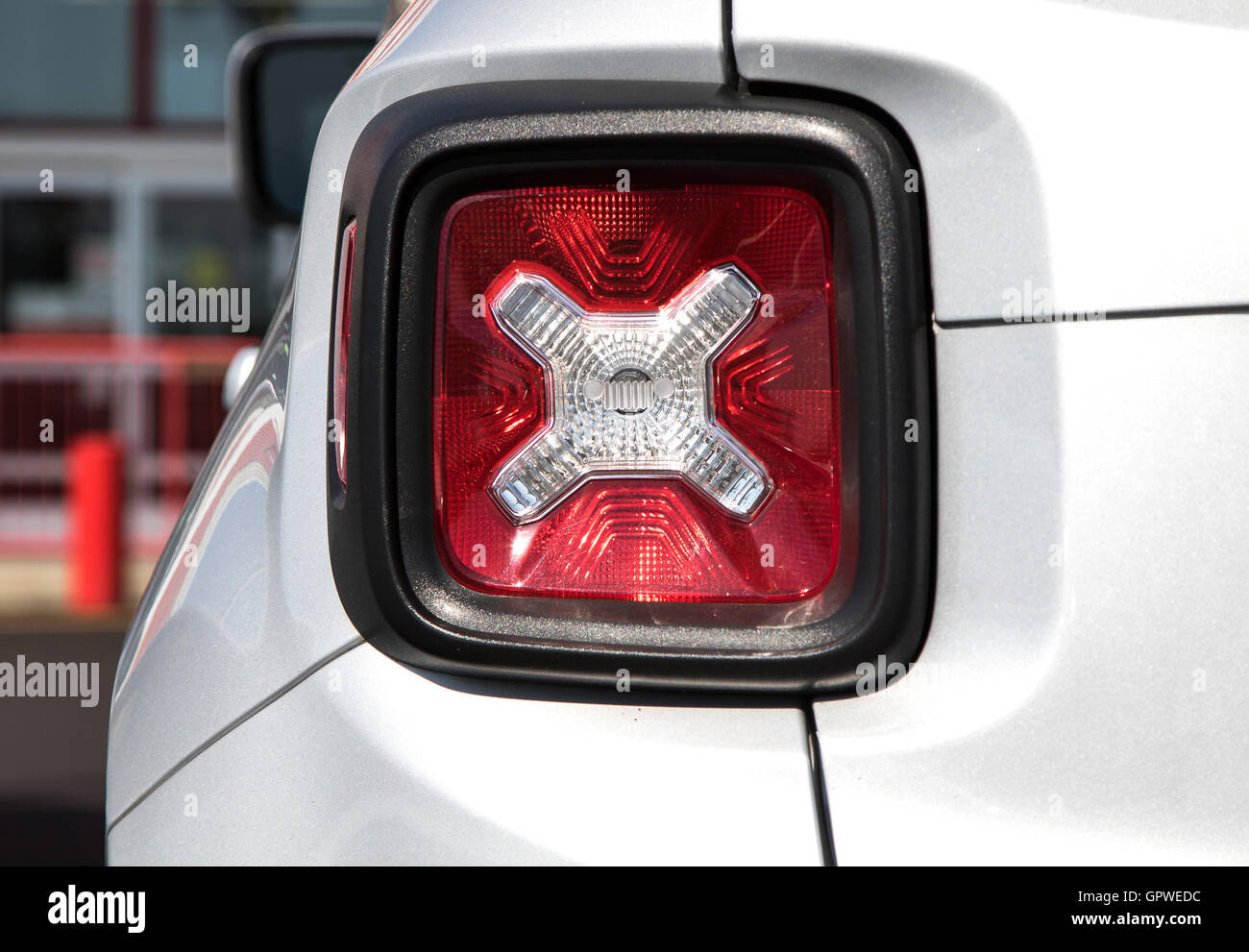 Eine Nahaufnahme von einer roten Ampel eines SUV. Stockfoto