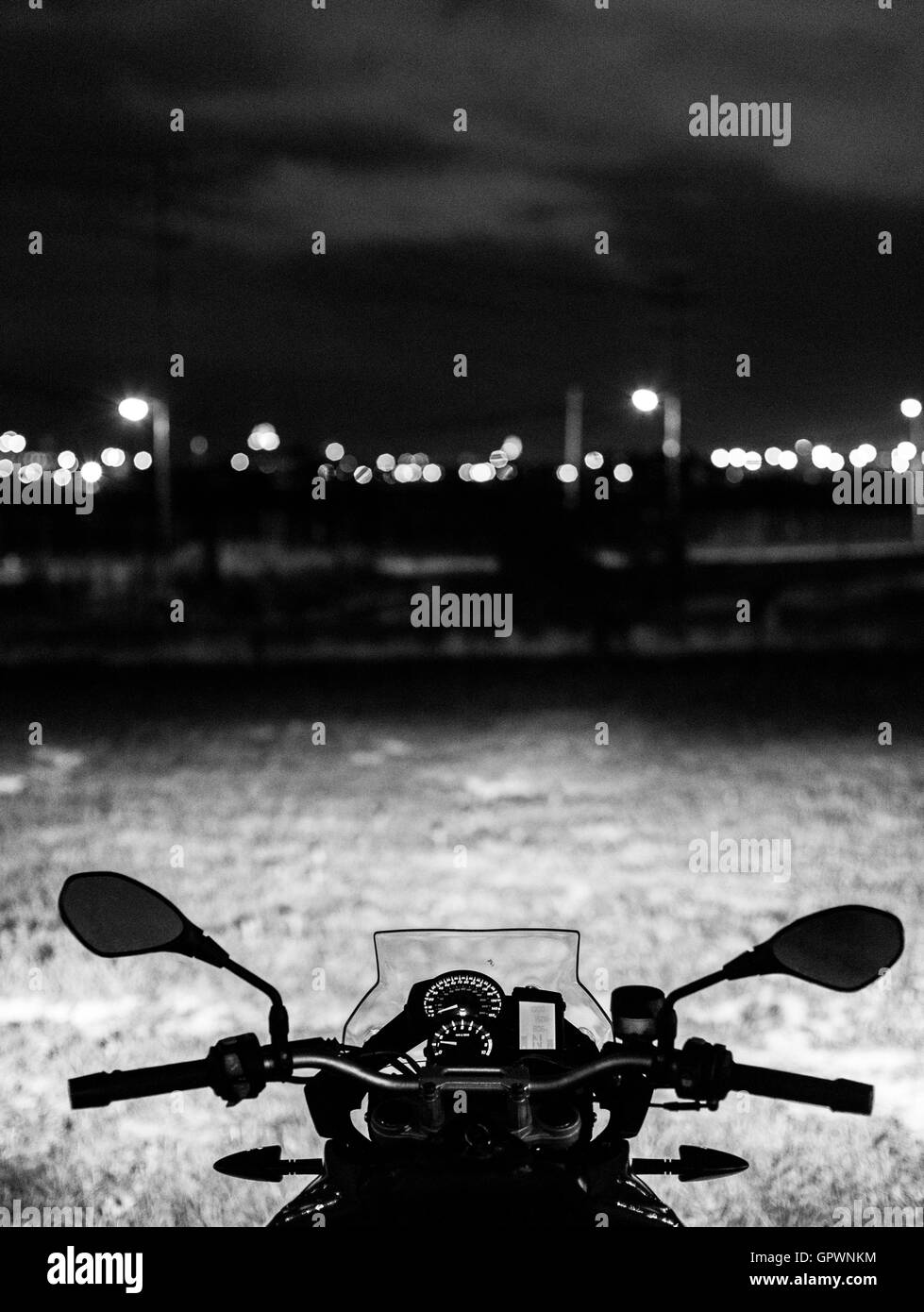 Ein Motorrad einen Blick auf den Nachthimmel von Baltimore Stockfoto