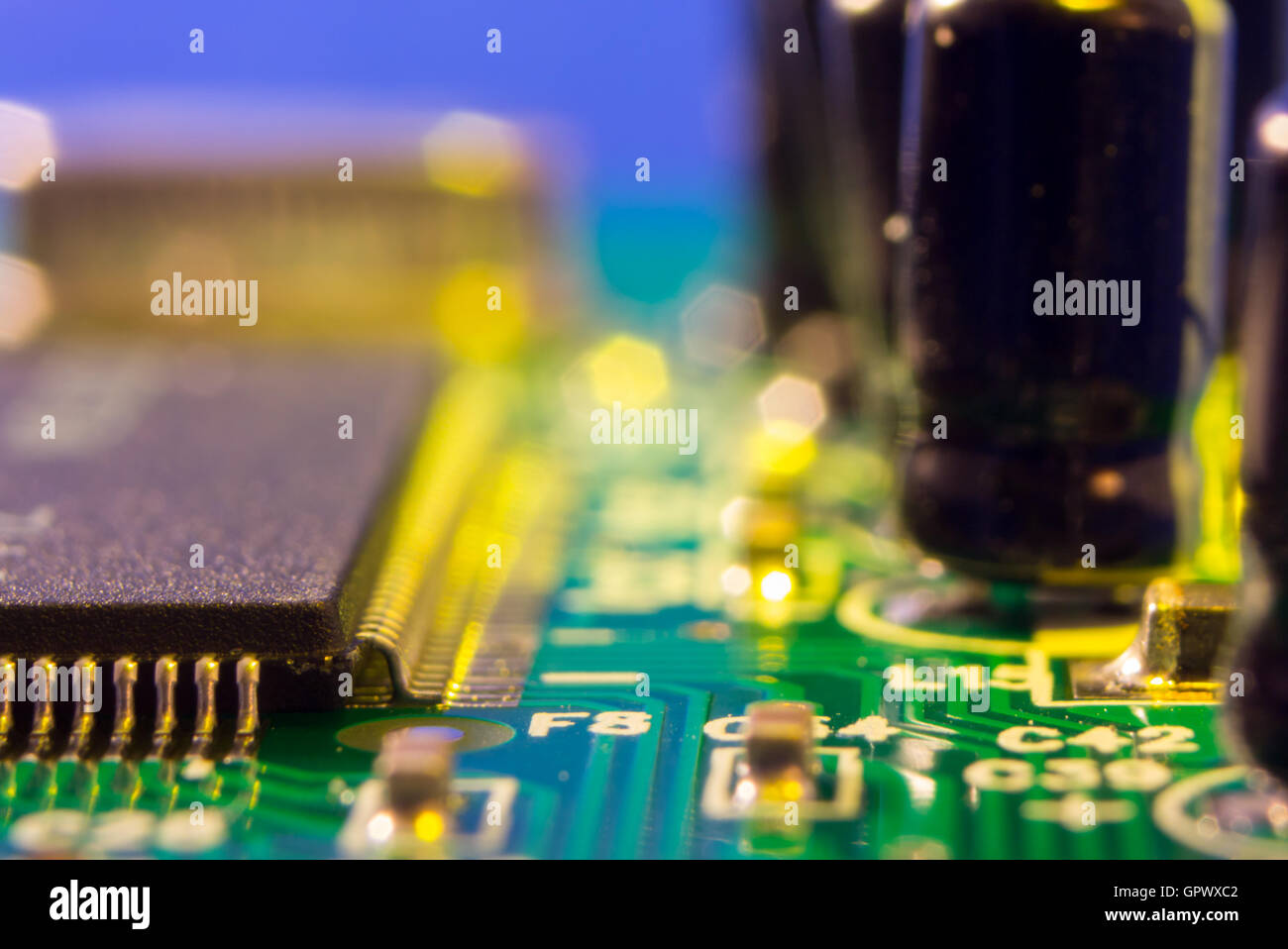 Foto von elektronischen Schaltungen mit gelbe Markierung Stockfoto