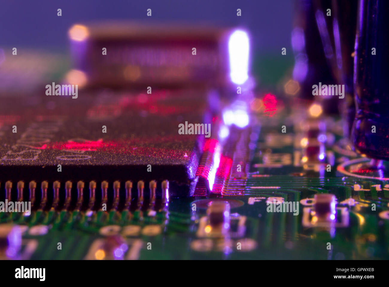 Foto von elektronischen Schaltungen mit roten Laser markieren Stockfoto