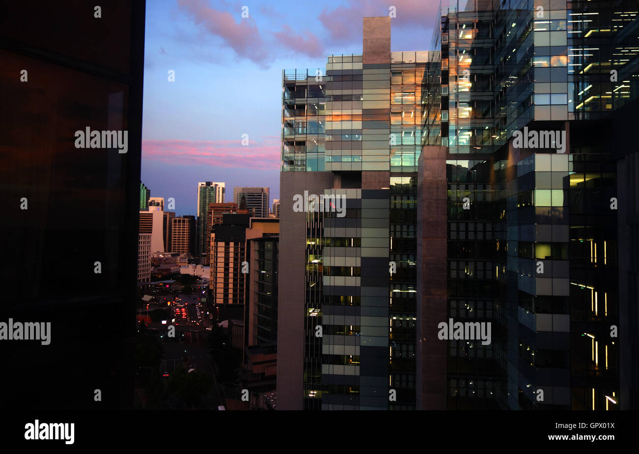 Blick entlang Roma Street in Richtung Zentrum von Brisbane-Stadt in der Abenddämmerung, Queensland, Australien. Keine PR Stockfoto