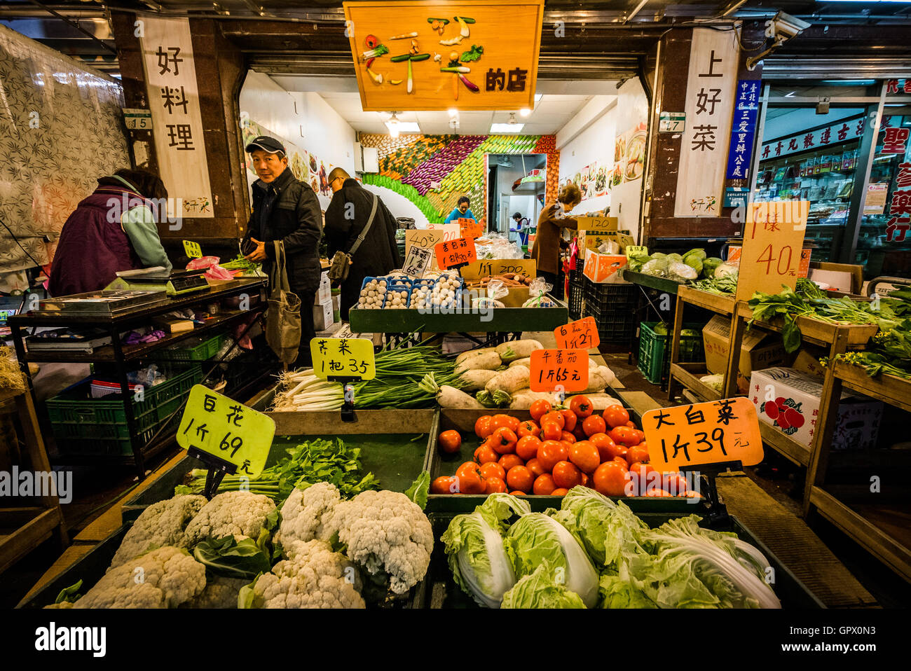 Lebensmittel-Anbieter auf einem Straßenmarkt in der Nähe von Dongmen in Taipeh, Taiwan. Stockfoto