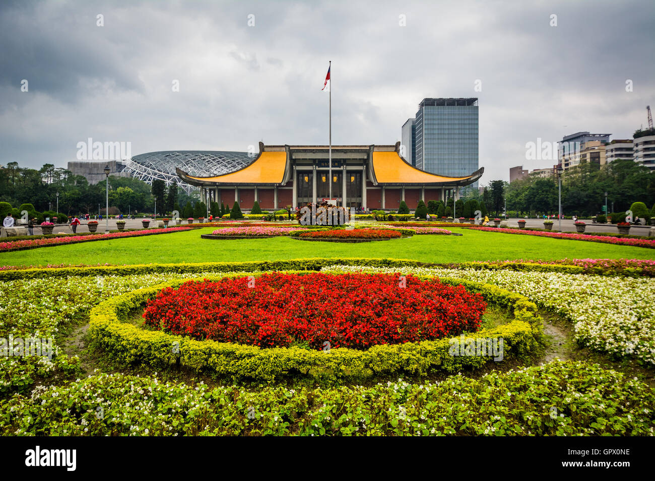 Gärten und der National Sun Yat-Sen Memorial Hall in der Xinyi District, Taipei, Taiwan. Stockfoto