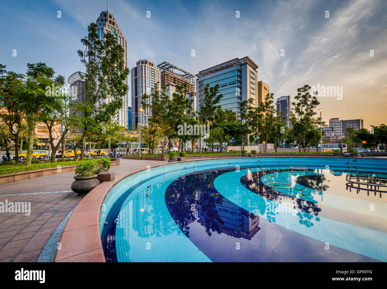 Pool und modernen Wolkenkratzern in Banqiao in New Taipei City, Taiwan. Stockfoto