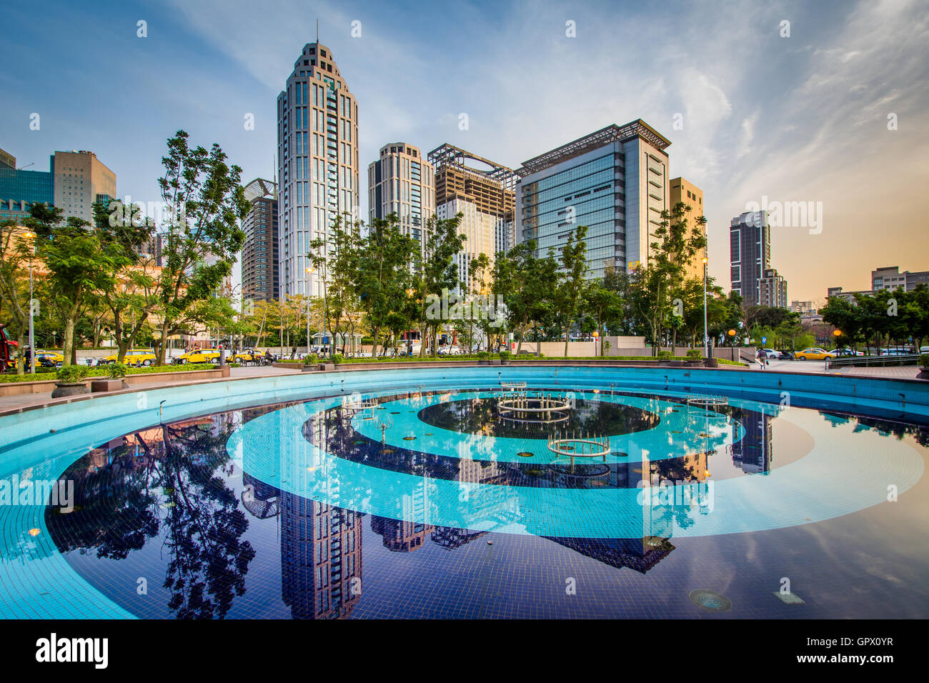 Pool und modernen Wolkenkratzern in Banqiao in New Taipei City, Taiwan. Stockfoto