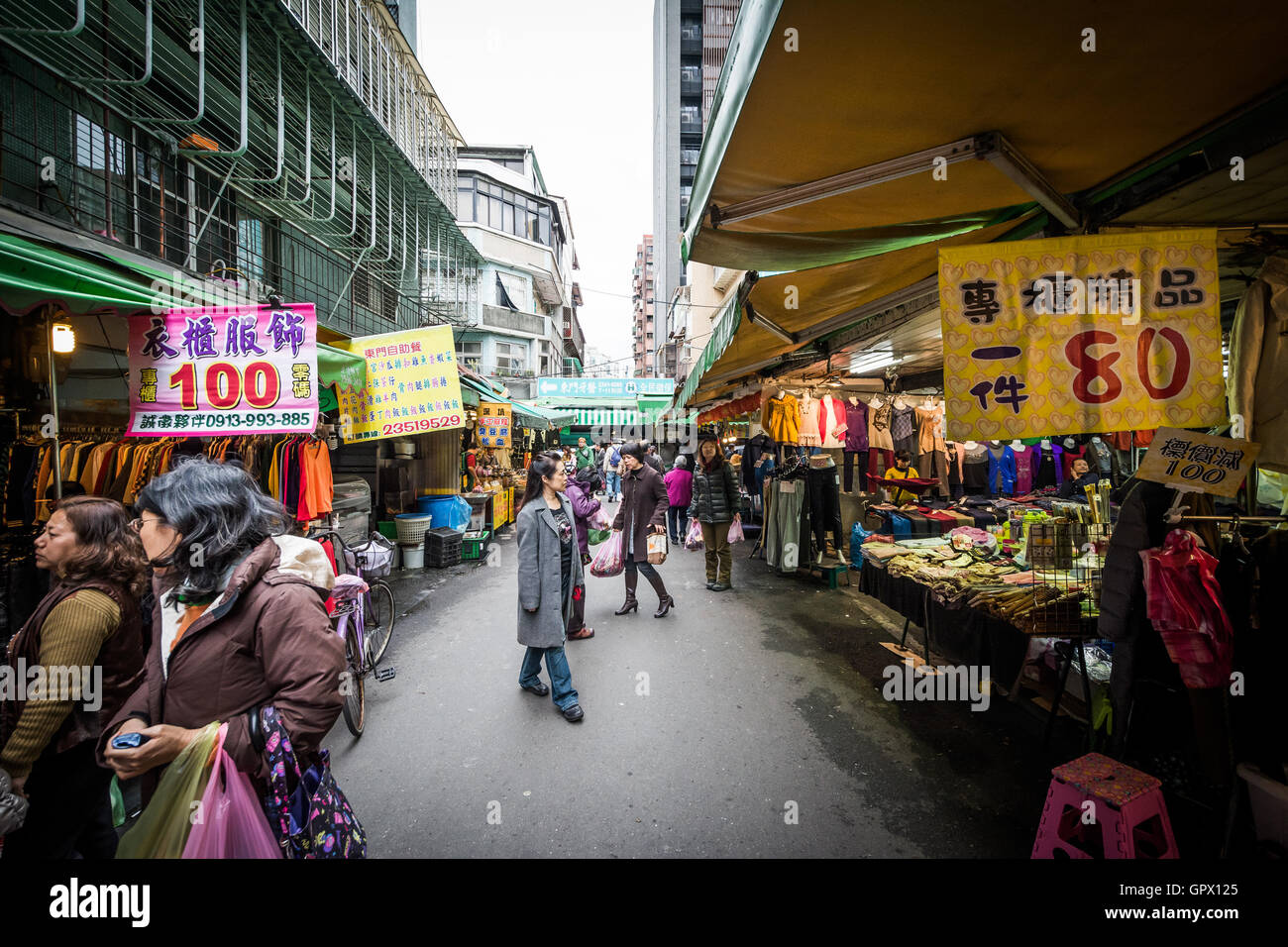 Straßenmarkt in der Nähe von Dongmen im Zhongzheng District, Taipei, Taiwan. Stockfoto