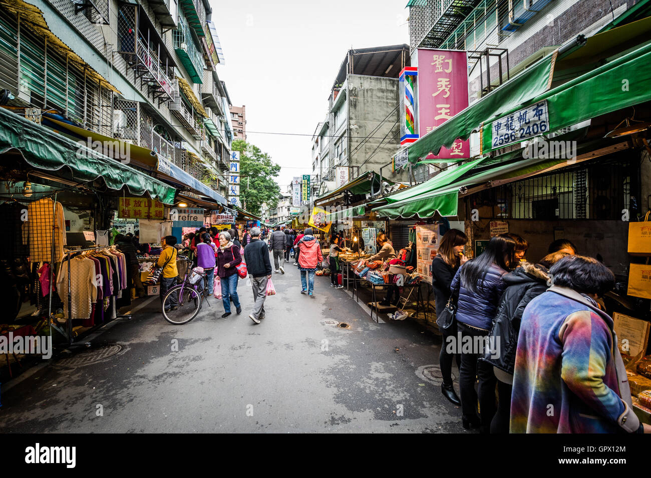 Straßenmarkt in der Nähe von Dongmen im Zhongzheng District, Taipei, Taiwan. Stockfoto