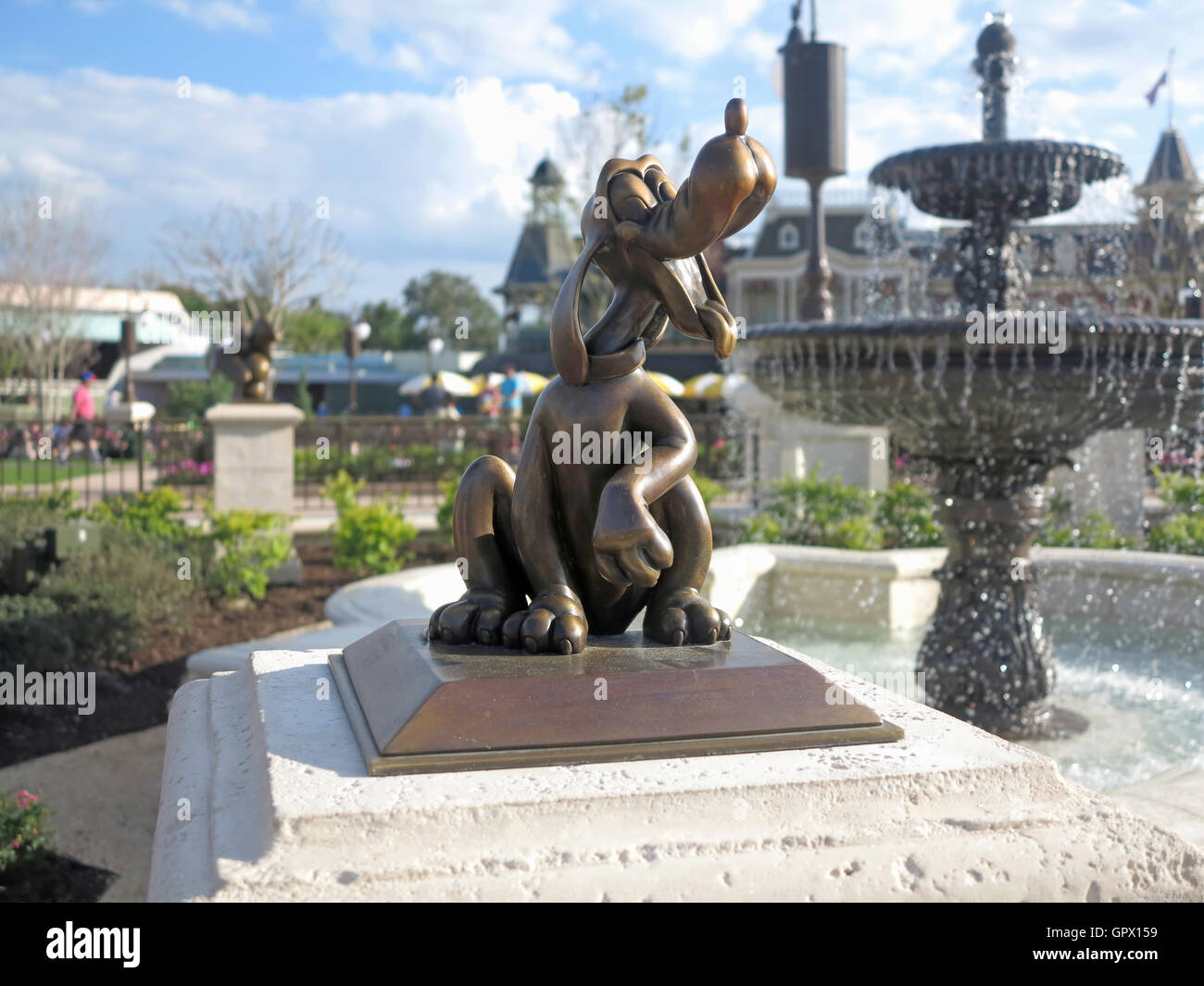 Orlando, Florida. 5. März 2015. Die Pluto-Statue an ihrem neuen Standort in das neue Drehkreuz des Magic Kingdom, Walt Disney World Stockfoto