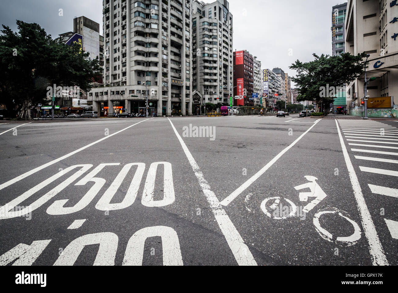Der Schnittpunkt der Xinyi Road und Hangzhou Road, in der Zhongzheng District, Taipei, Taiwan. Stockfoto