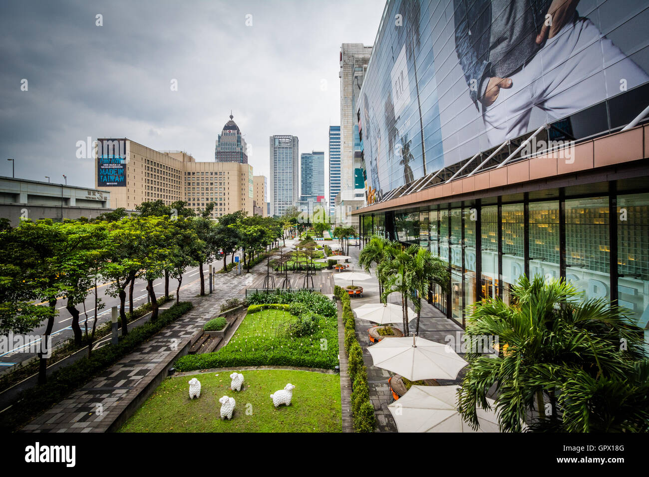 Ansicht von Gebäuden und einem Garten in der Xinyi District, Taipei, Taiwan. Stockfoto