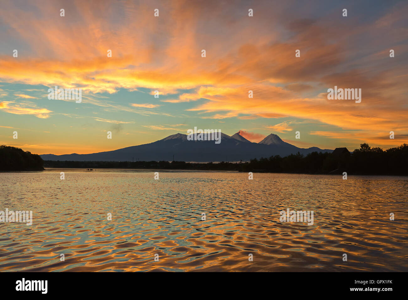 Schönen Sonnenaufgang über Vulkane Kluchevskaya Gruppe mit Reflexion des Flusses Kamtschatka. Stockfoto