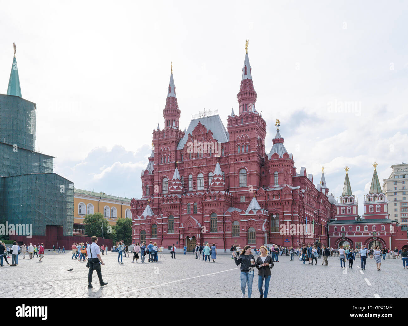 Moskau, Russland - 7. Juli 2016: Gebäude des historischen Museums auf dem Roten Platz, wo Touristen zu Fuß Stockfoto